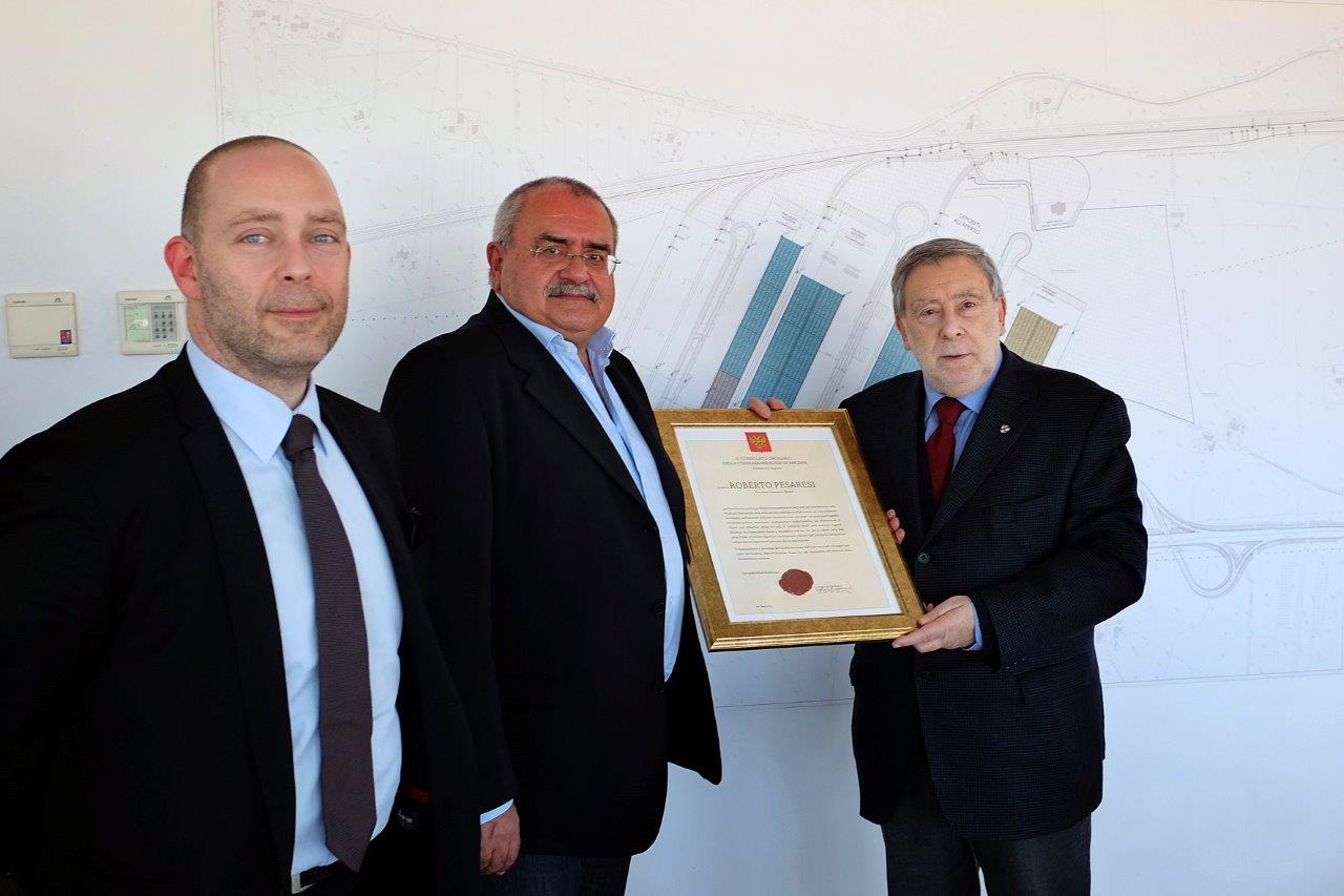 IL CONSOLE GINESI CONSEGNA AL PRESIDENTE DELL'INTERPORTO MARCHE UN ATTESTATO DI AMICIZIA E DI RICONOSCENZA