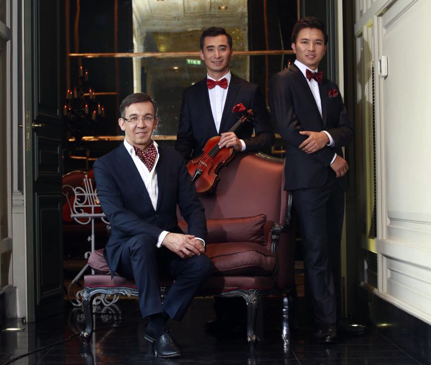 IL CONSOLE MARCO GINESI PRESENZIA AD UN CONCERTO DEL TRIO NAZIONALE DEL KAZAKISTAN