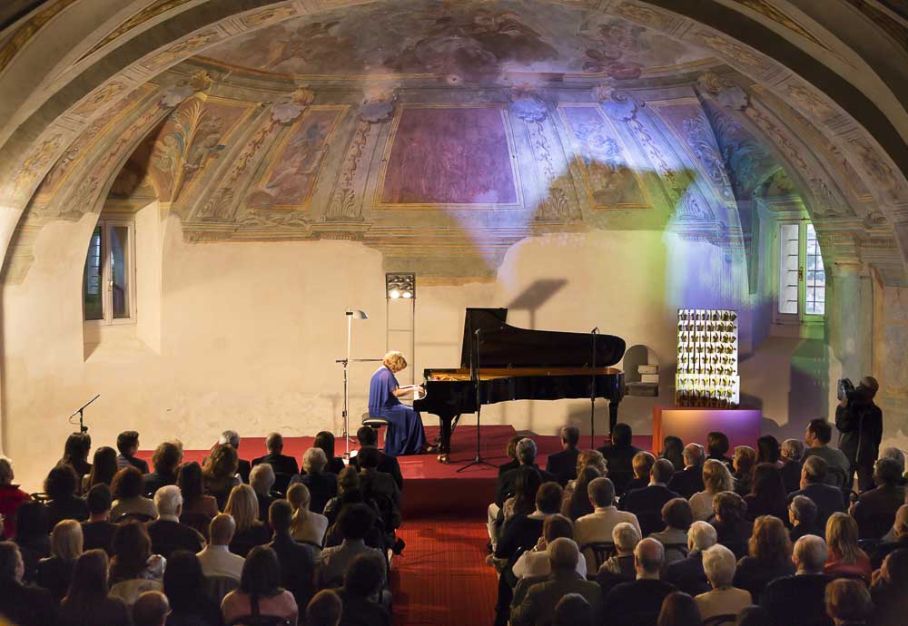IL CONSOLE ONORARIO MARCO GINESI PREMIA LA BRAVISSIMA PIANISTA RUSSA SOF’JA GULYAK AL BELLISSIMO MUGELLINI FESTIVAL DI POTENZA PICENA.
