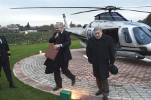 L' Ambasciatore Meshkov giunge in elicottero accolto dal Console.