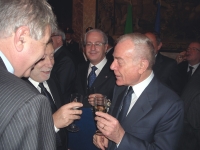 Il Sottosegretario Letta e il Console brindano sotto lo sguardo compiaciuto dell'Ambasciatore Meschkov.