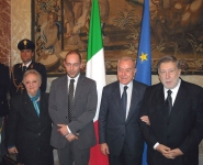Foto ufficiale della famiglia del Console con Gianni Letta. Da sinistra: Anna Bonadies, Marco Ginesi, Gianni Letta e Armando Ginesi.