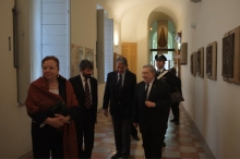 Vito Punzi, responsabile ufficio stampa accoglie l'Ambasciatore e il Console