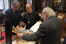 Mons. Tonucci illustra a S.E. Avdeev il libro dedicato agli Angeli stampato e rilegato a mano dal Maestro libraio Sergio Belfioretti titolare della “Arte Libraria Italiana