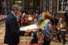 l'Assessore alla Cultura di Loreto dona all’Ambasciatore Avdeev una copia del volume fatto a mano, contenente anche un testo critico del Console Ginesi, donato a Sua Santità Benedetto XVI in occasione della visita del Santo Padre a Loreto nel 2007